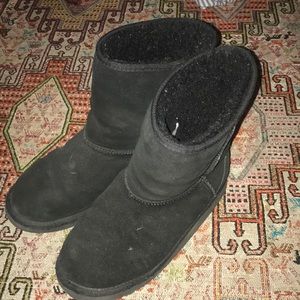 Black medium length Ugg’s.